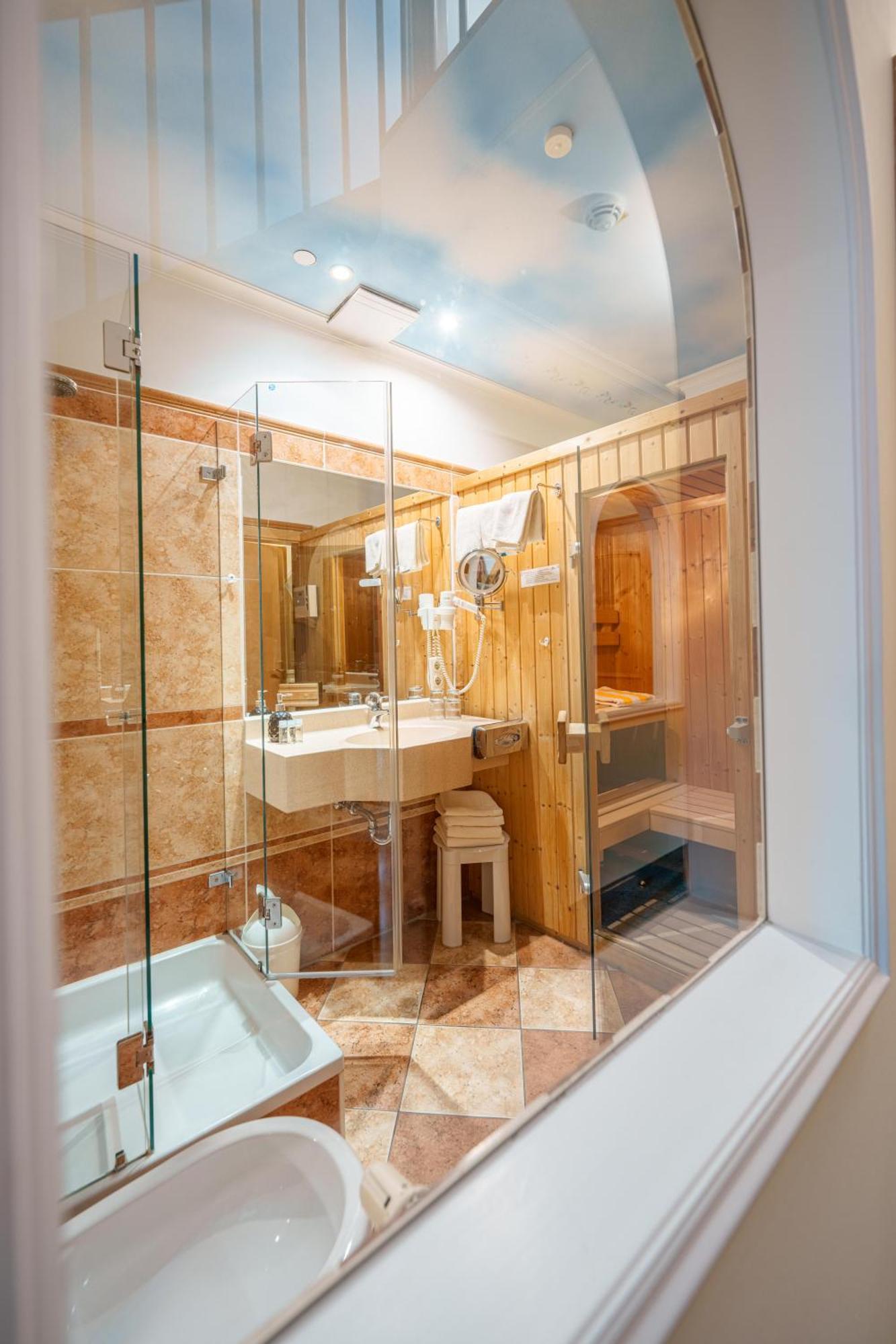 Koenig Ludwig Design Hotel Neu Zimmer Mit Sauna Oder Whirlpool Oder Mehr Altötting エクステリア 写真
