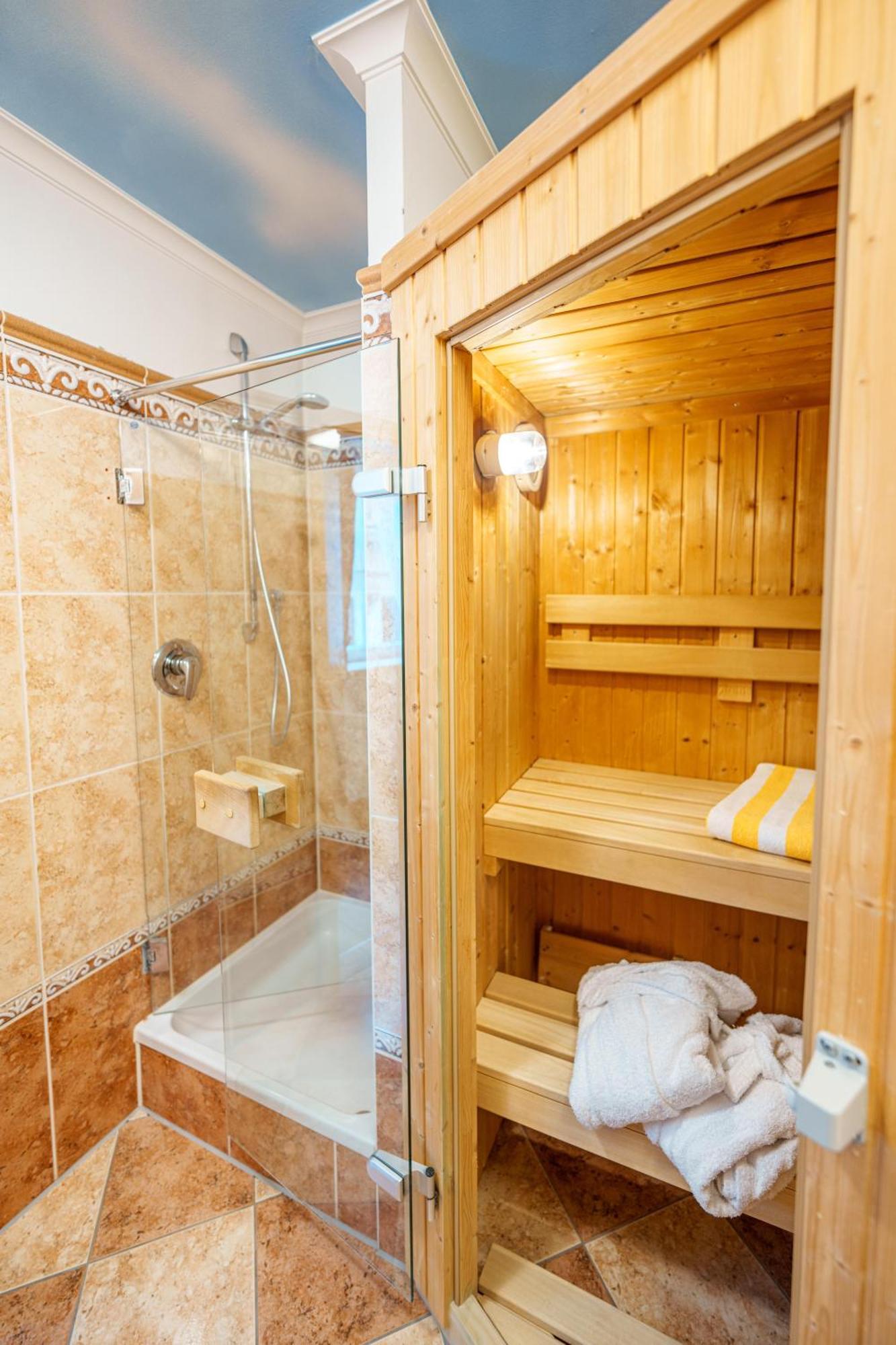 Koenig Ludwig Design Hotel Neu Zimmer Mit Sauna Oder Whirlpool Oder Mehr Altötting エクステリア 写真