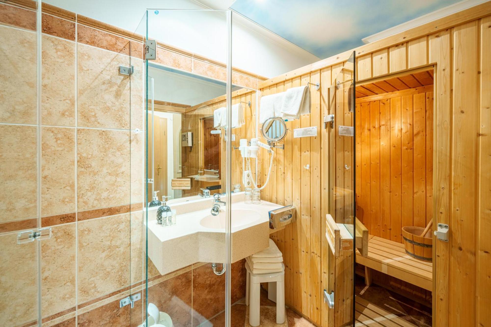Koenig Ludwig Design Hotel Neu Zimmer Mit Sauna Oder Whirlpool Altötting エクステリア 写真